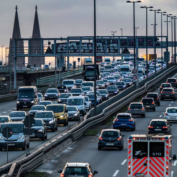 Köln: Auf der Zoobrücke staut sich der Verkehr. Die Vollsperrung der Autobahn A1 über die Autobahnbrücke Leverkusen sorgt im Stadtgebiet und auf dem Kölner Autobahnring zu noch größeren Verkehrseinschränkungen als sonst schon.