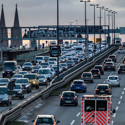 Köln: Auf der Zoobrücke staut sich der Verkehr. Die Vollsperrung der Autobahn A1 über die Autobahnbrücke Leverkusen sorgt im Stadtgebiet und auf dem Kölner Autobahnring zu noch größeren Verkehrseinschränkungen als sonst schon.