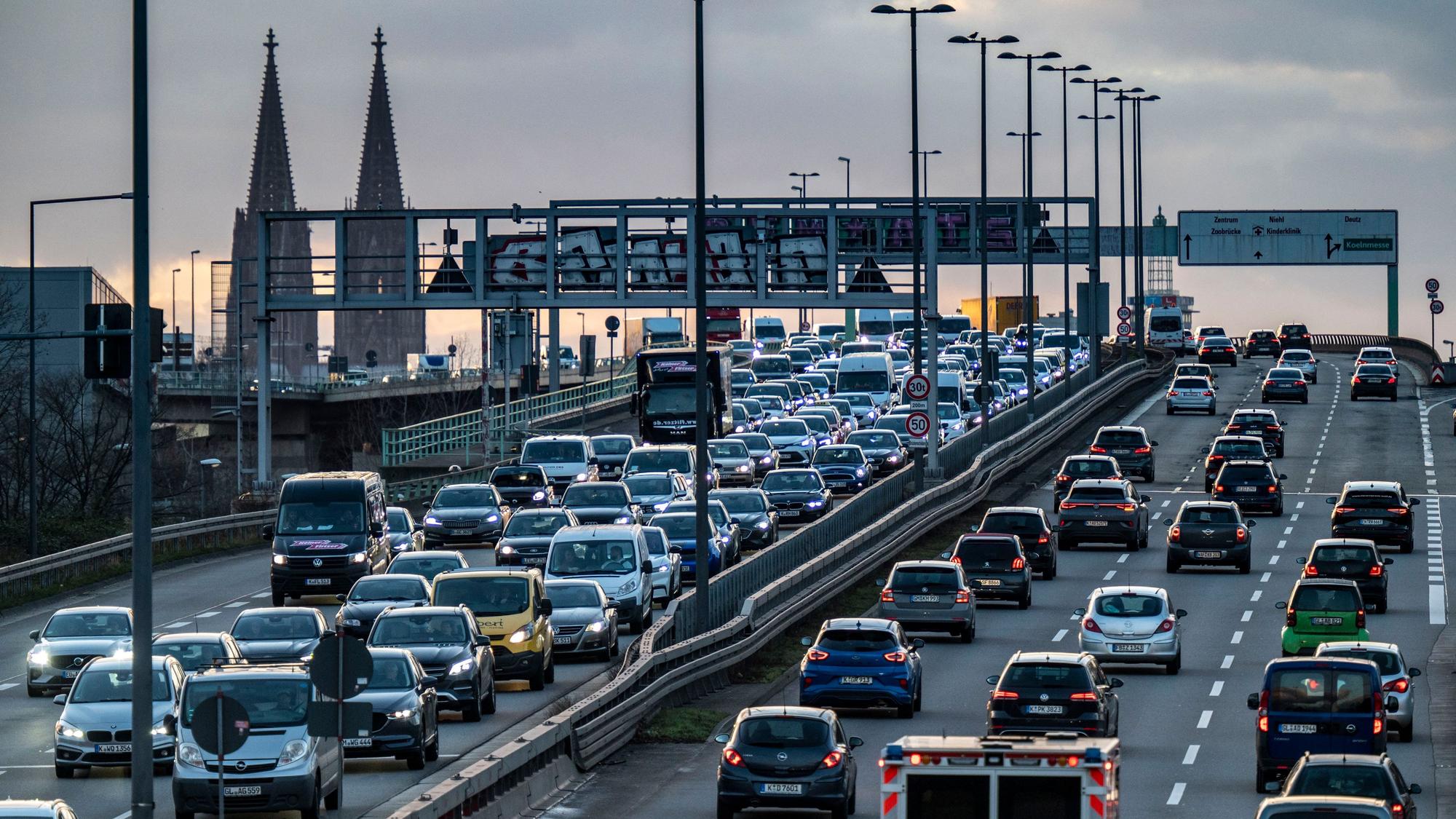 Köln: Auf der Zoobrücke staut sich der Verkehr. Die Vollsperrung der Autobahn A1 über die Autobahnbrücke Leverkusen sorgt im Stadtgebiet und auf dem Kölner Autobahnring zu noch größeren Verkehrseinschränkungen als sonst schon.