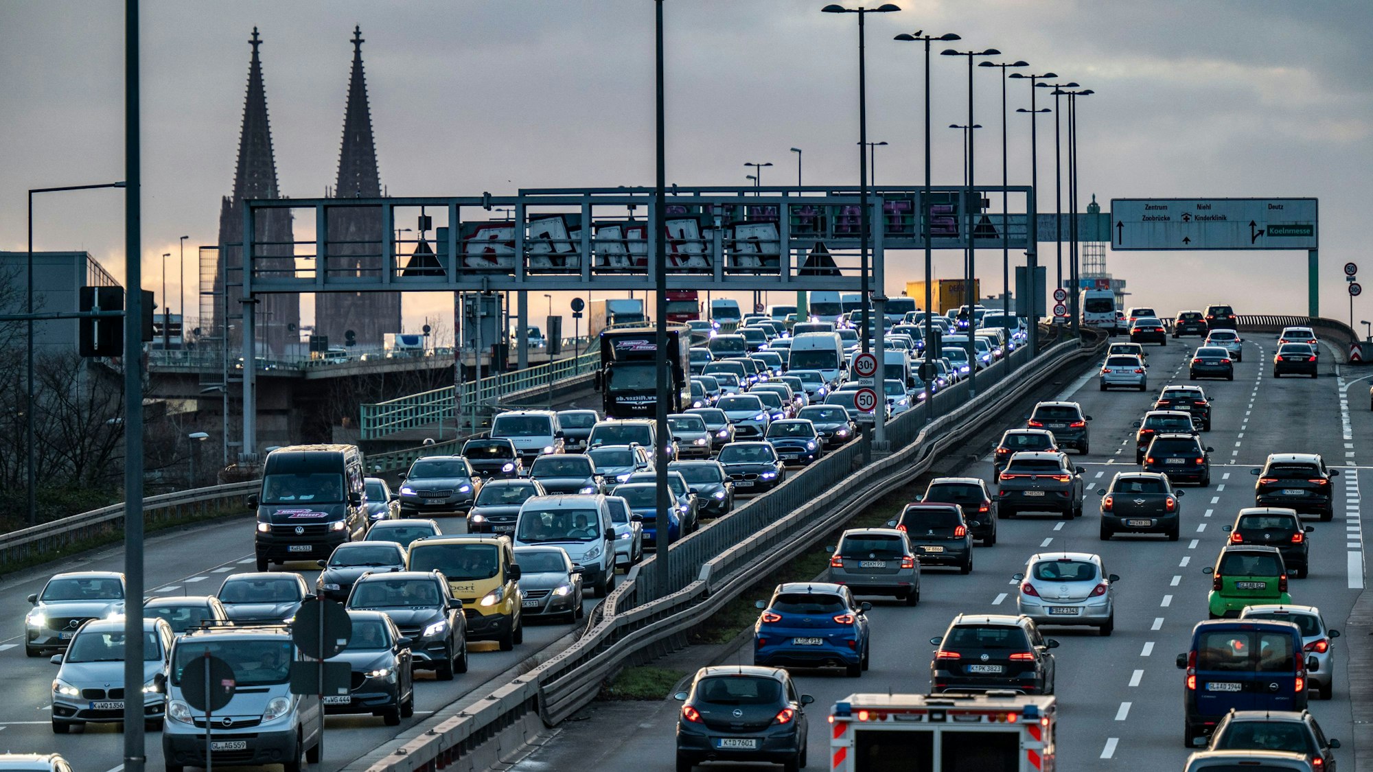 Köln: Auf der Zoobrücke staut sich der Verkehr. Die Vollsperrung der Autobahn A1 über die Autobahnbrücke Leverkusen sorgt im Stadtgebiet und auf dem Kölner Autobahnring zu noch größeren Verkehrseinschränkungen als sonst schon.