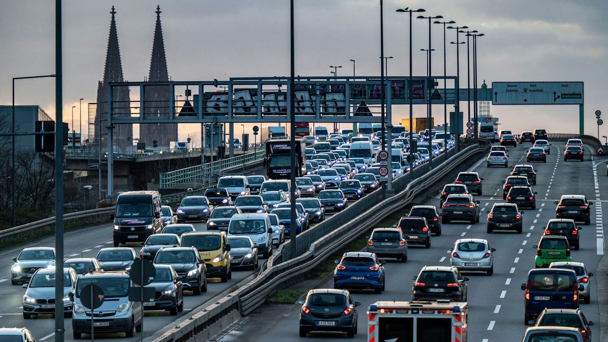 Auf der Kölner Zoobrücke staut sich der Verkehr in beide Richtungen erheblich. Im Hintergrund sind die Spitzen des Kölner Doms zu sehen. (Symbolbild)