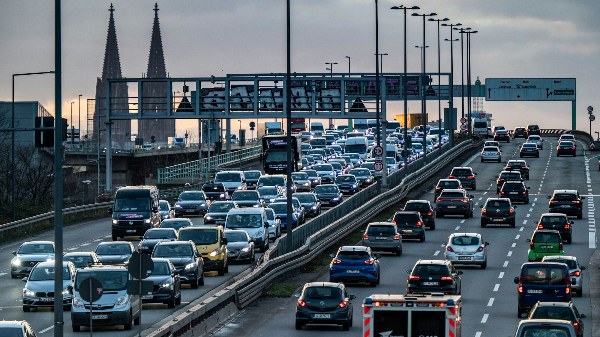 Auf der Zoobrücke staut sich der Verkehr.