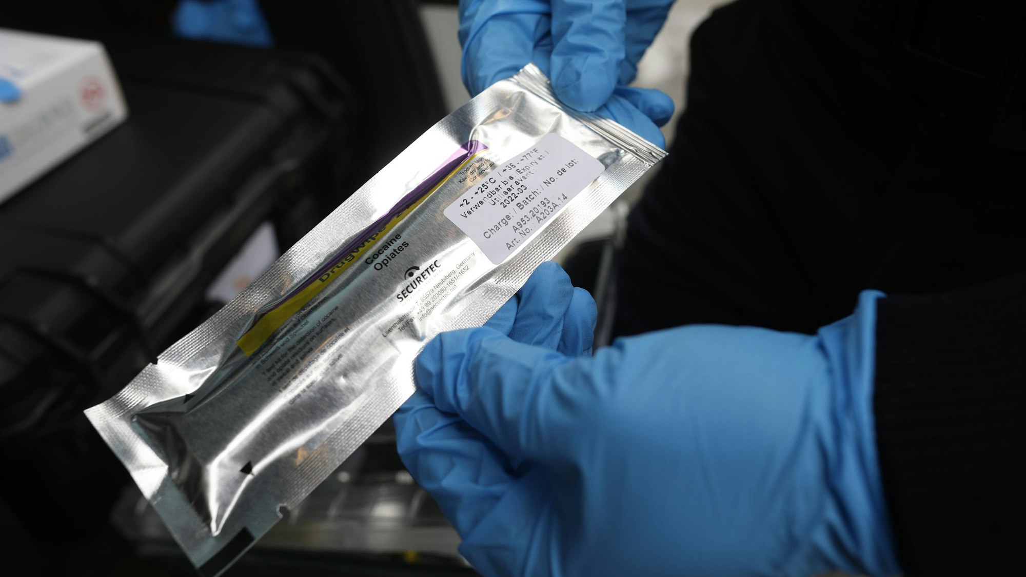 Das Bild zeigt einen verpackten Drogenschnelltest.