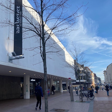 Zu sehen ist das Aachener-Geschäftsgebäude am Brühler Steinweg.