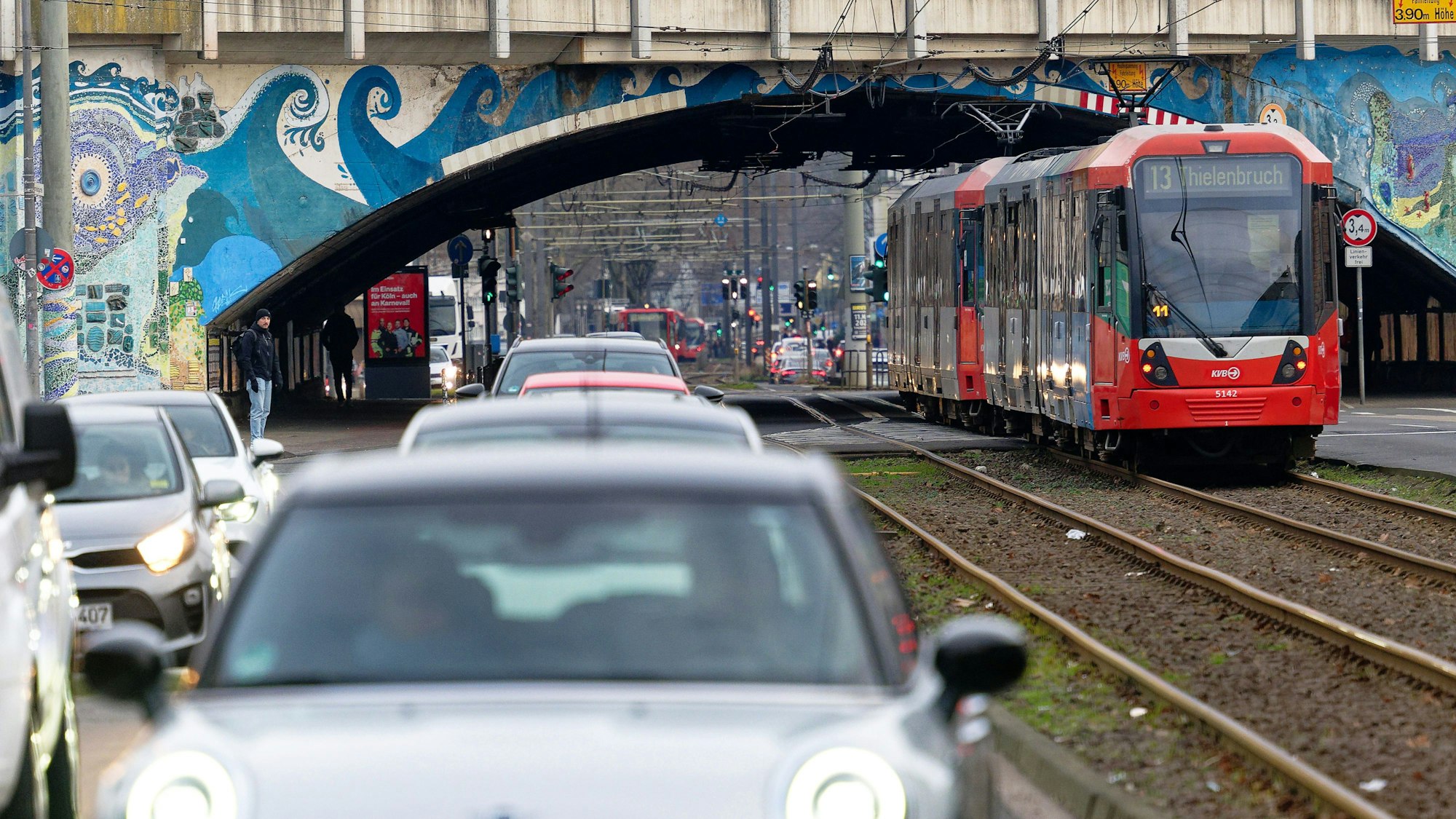 Köln: Straßenbahnen und Autos sind auf dem Ehrenfeldgürtel unterwegs.
