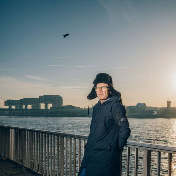 Markus Berges in Köln am Rhein, im Hintergrund sind die Kranhäuser zu sehen.