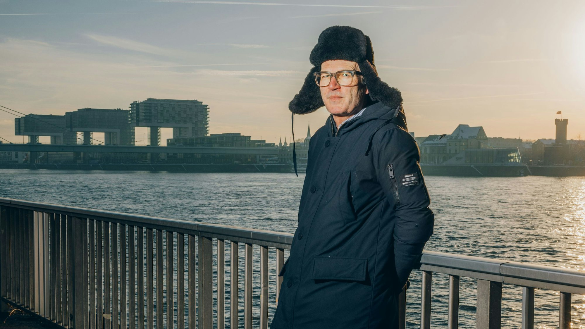 Markus Berges in Köln am Rhein, im Hintergrund sind die Kranhäuser zu sehen.