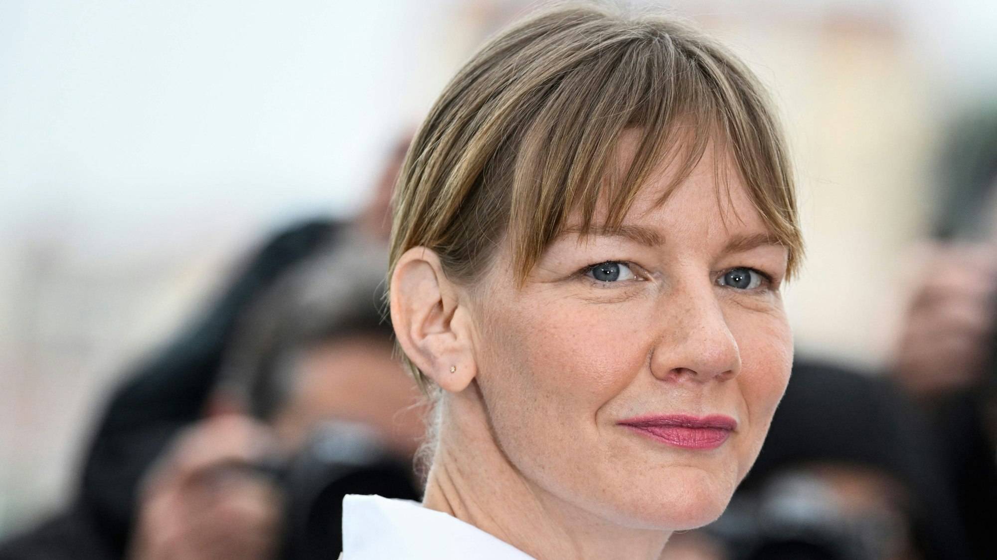 Die deutsche Schauspielerin Sandra Hüller steht auf dem Roten Teppich bei der Premiere des Films „The Zone of Interest“.