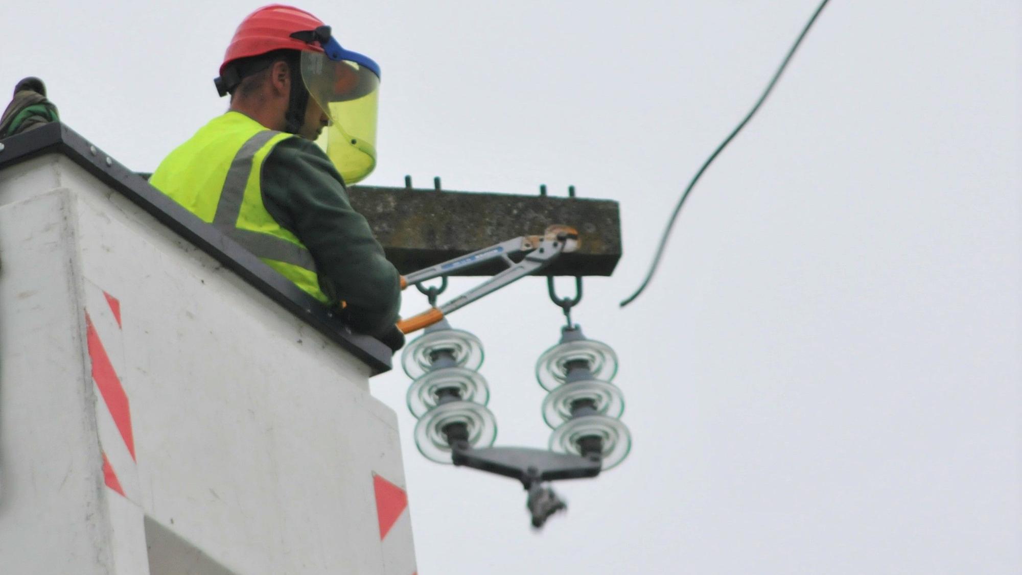 Die Mittelspannungsstraße zwischen Pohlhausen und Hochhausen wird verkabelt.