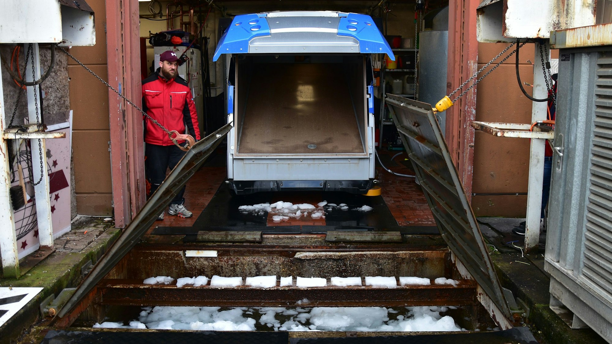 Grube wird geöffnet.