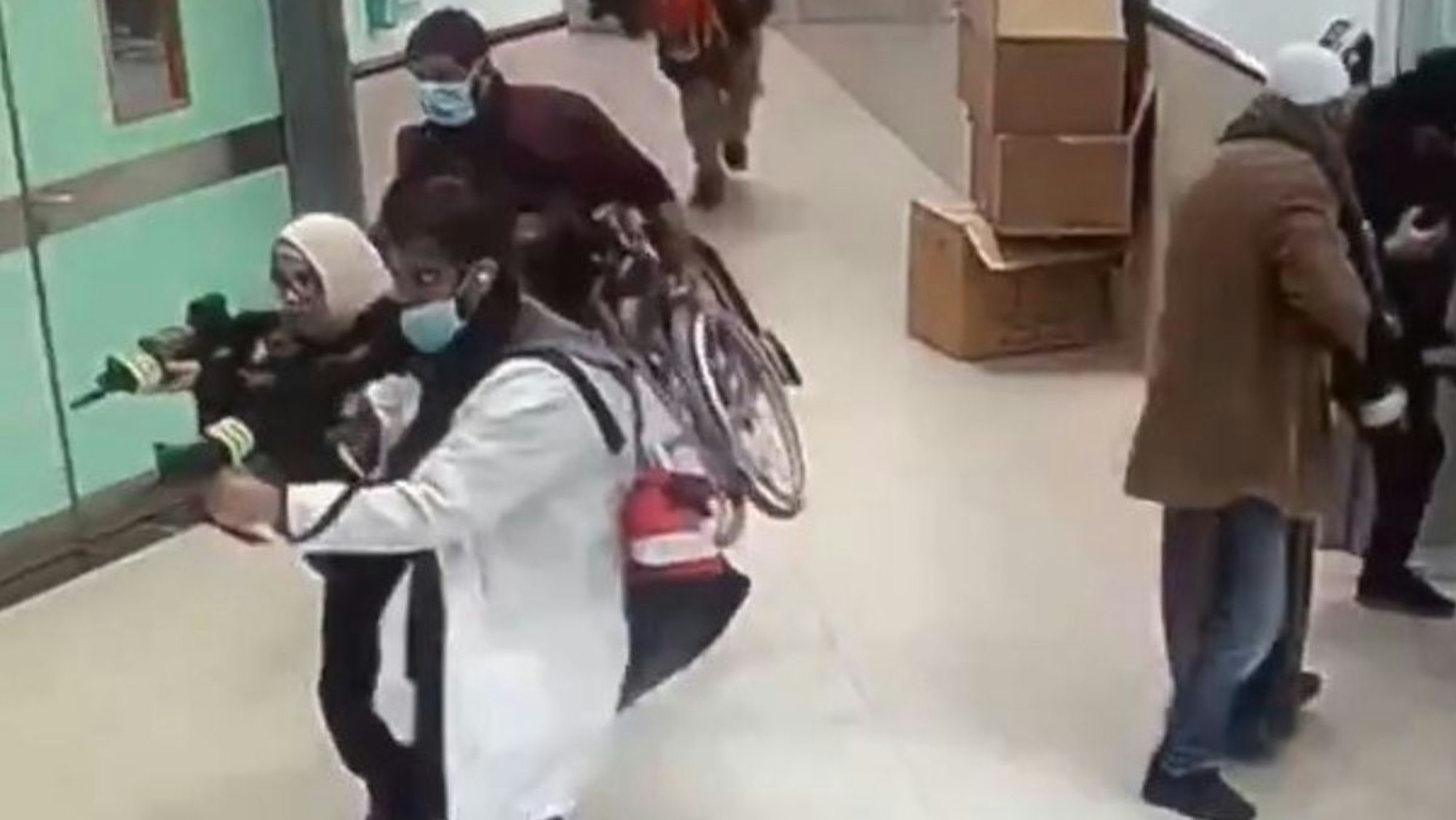 Verkleidete israelische Soldaten stürmen ein Krankenhaus im Westjordanland, das offenbar von Hamas-Terroristen als Unterschlupf genutzt wurde.