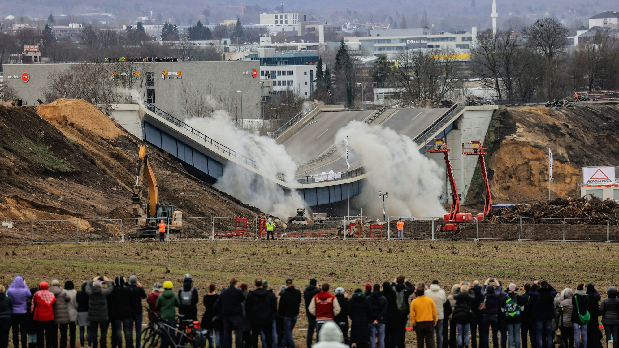 Schaulustige beobachten die Sprengung der Haarbachtalbrücke.