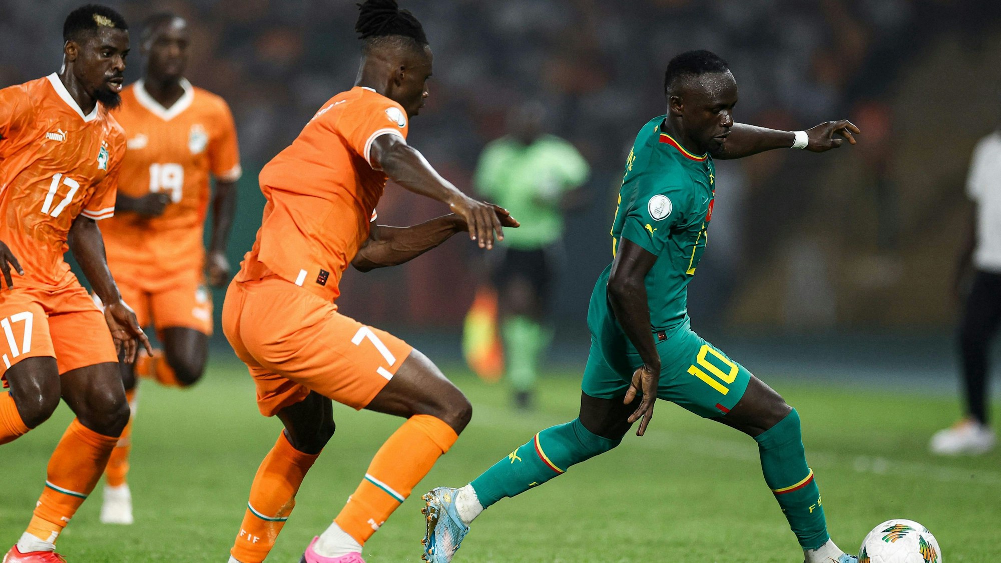 Odilon Kossounou im Duell mit Sadio Mane