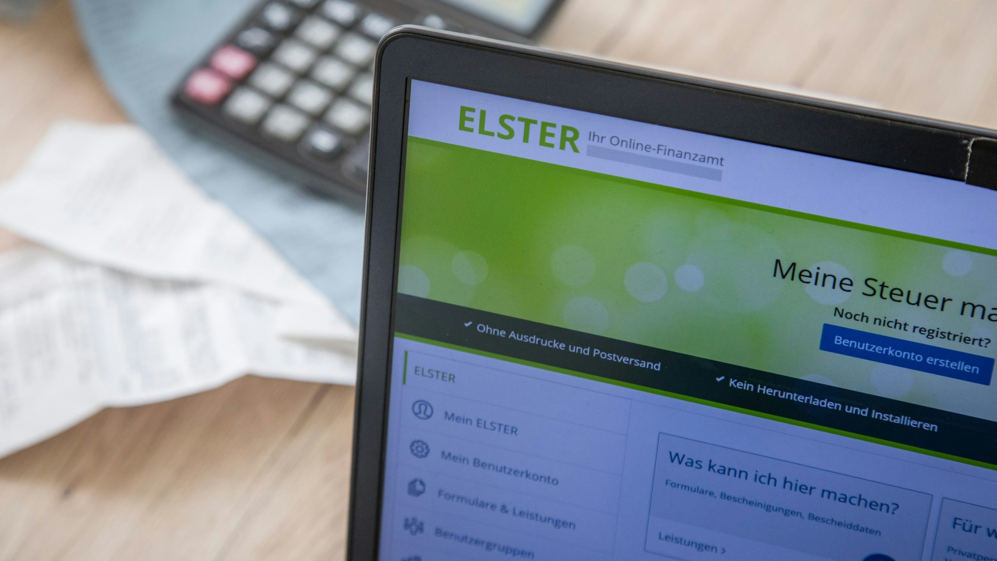 Auf einem Laptop-Bildschirm sieht man die Webseite von Elster.