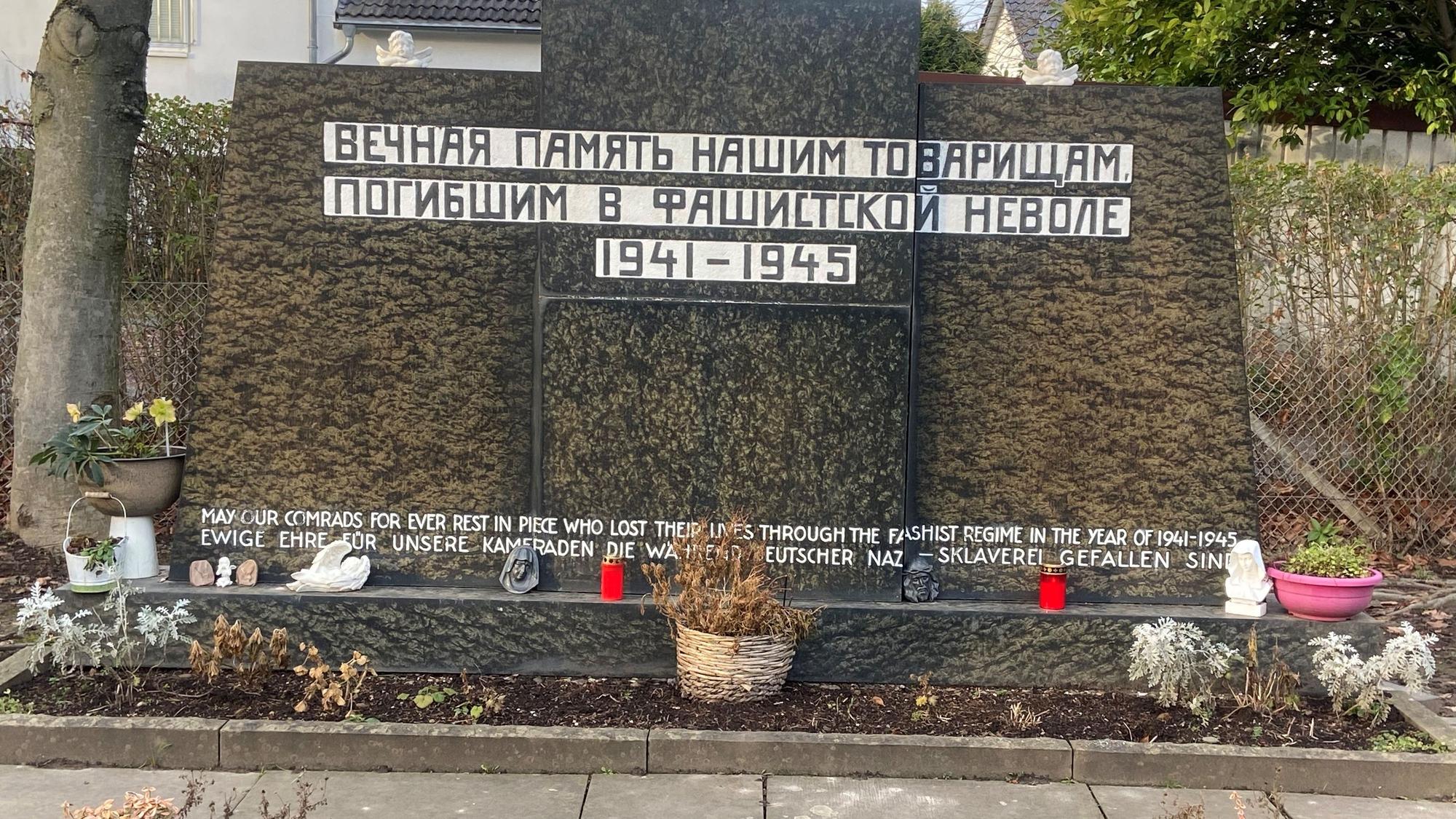 Ein großer Grabstein mit kyrillischer Inschrift ist zu sehen.