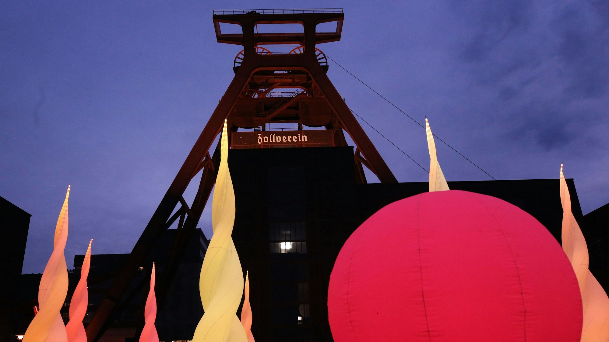 Eine Lichtinstallation im Rahmen der Veranstaltung ExtraSchicht auf der Zeche Zollverein. (Archivbild 2023)