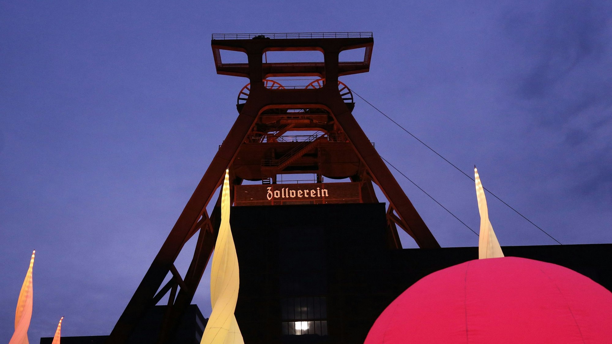 Eine Lichtinstallation auf Zeche Zollverein. (Archivbild)