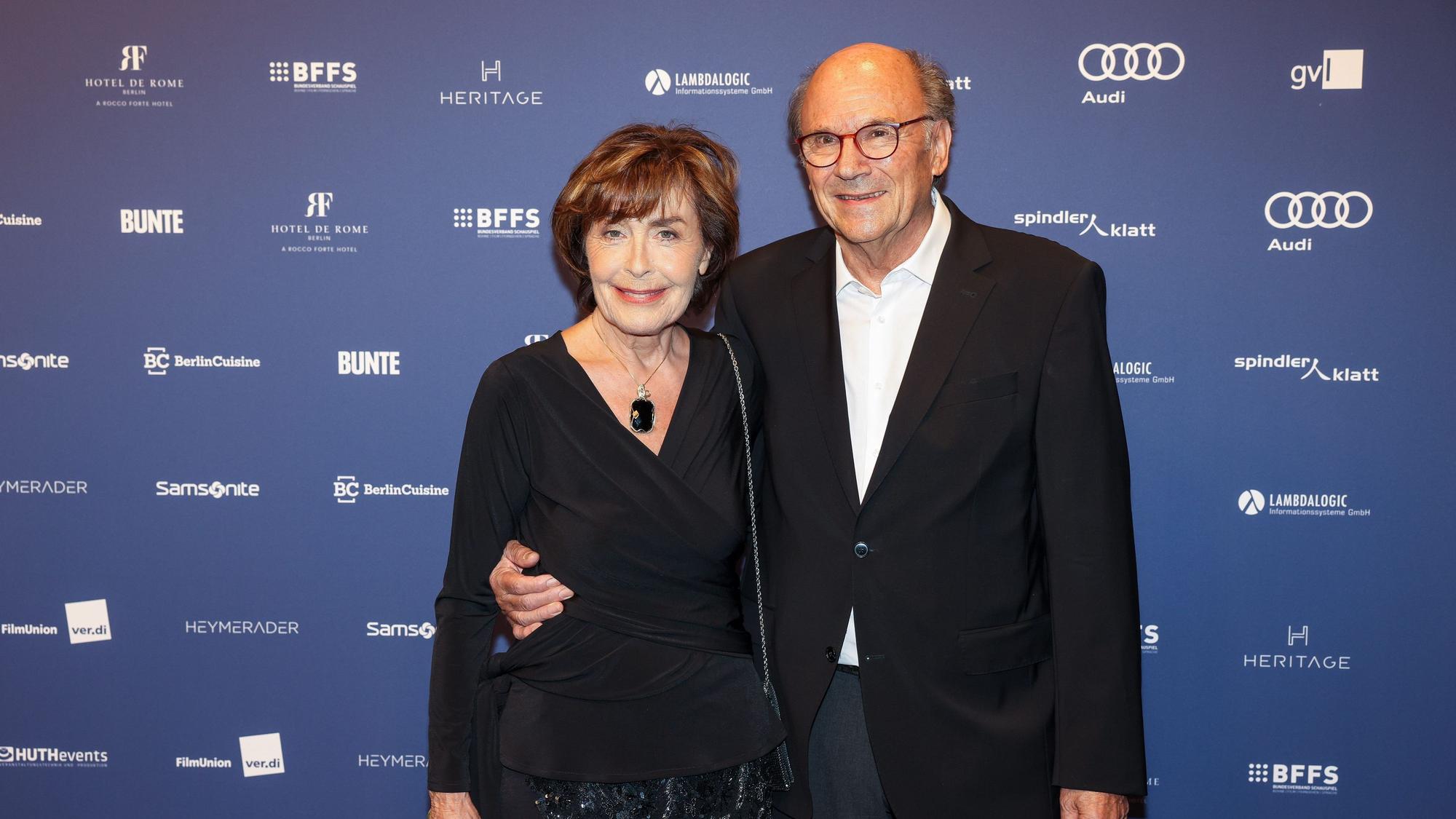 Thekla Carola Wied und ihr Mann Hannes Rieckhoff kommen zum Deutschen Schauspielpreis.