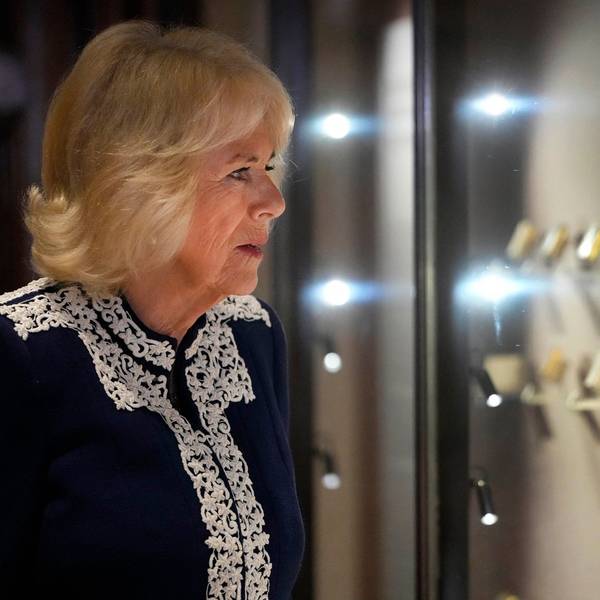 Königin Camilla schaut sich kostbare Buchminiaturen an.