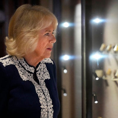 Königin Camilla schaut sich kostbare Buchminiaturen an.