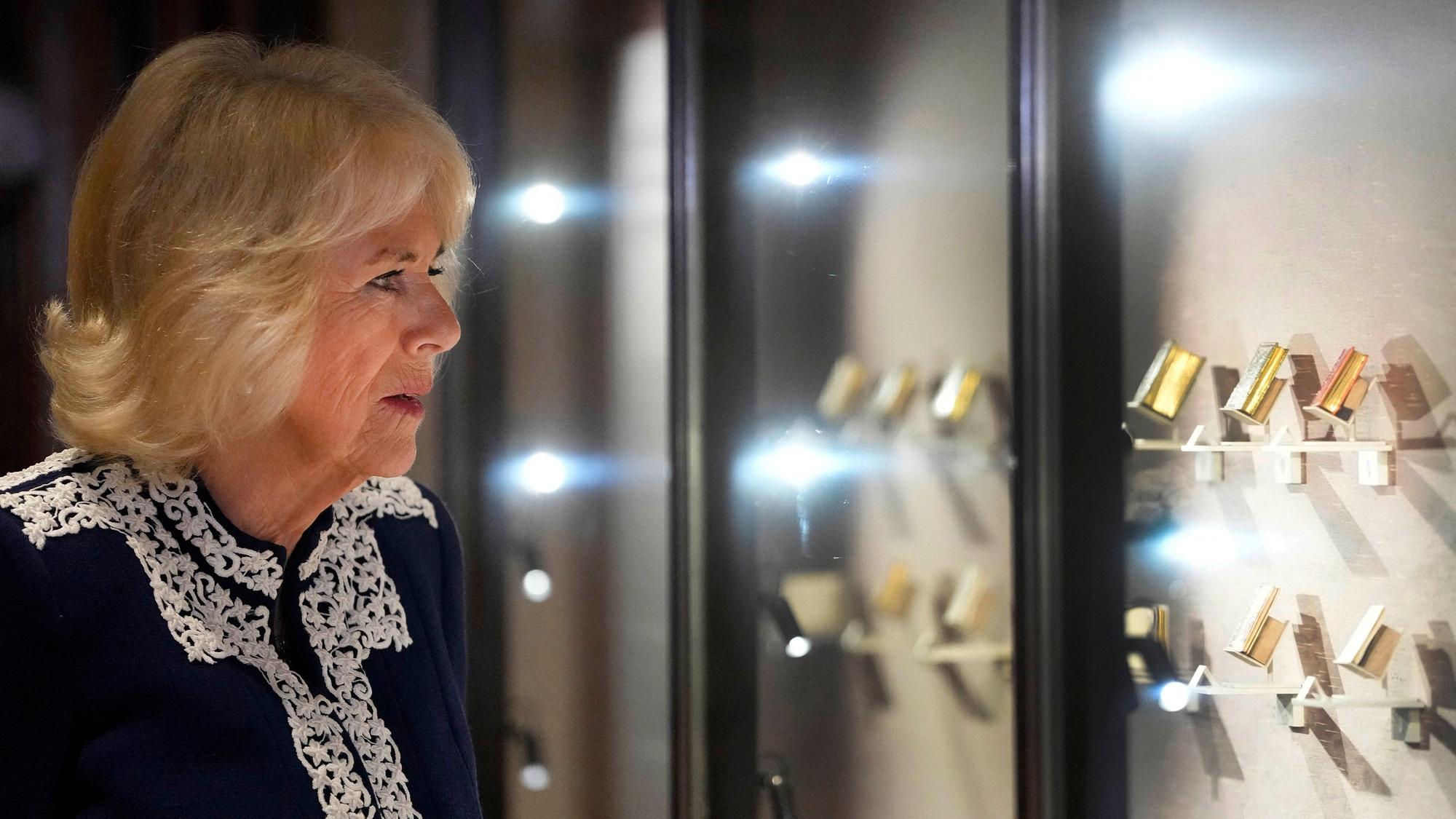 Königin Camilla schaut sich kostbare Buchminiaturen an.
