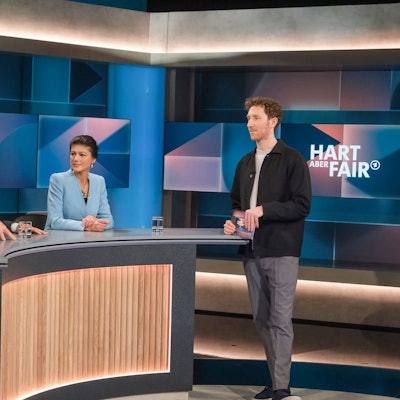 Carsten Schneider (SPD, Beauftragter der Bundesregierung für Ostdeutschland), Carsten Linnemann (CDU, Generalsekretär), Sahra Wagenknecht (BSW) und Moderator Louis Klamroth.
