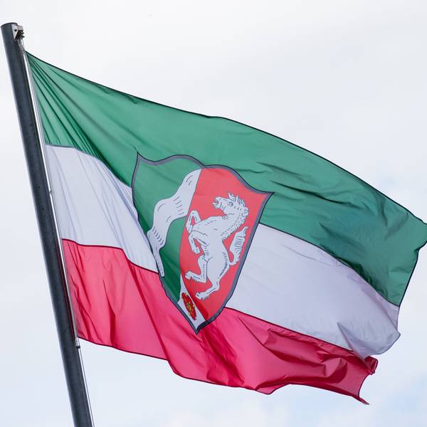 Eine Flagge mit dem Landeswappen von Nordrhein-Westfalen weht vor der Staatskanzlei in Düsseldorf.