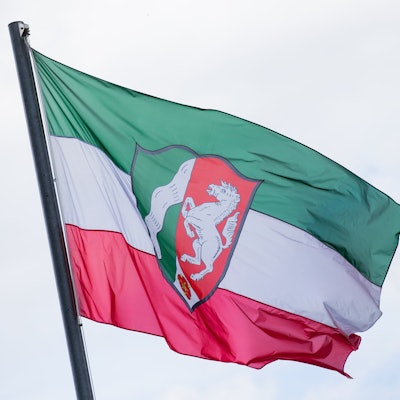 Eine Flagge mit dem Landeswappen von Nordrhein-Westfalen weht vor der Staatskanzlei in Düsseldorf.