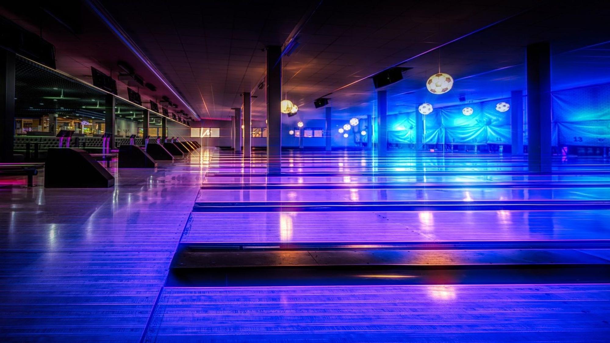 Blau und Lila leuchten die Bowlingbahnen bei West-Bowling in Köln.