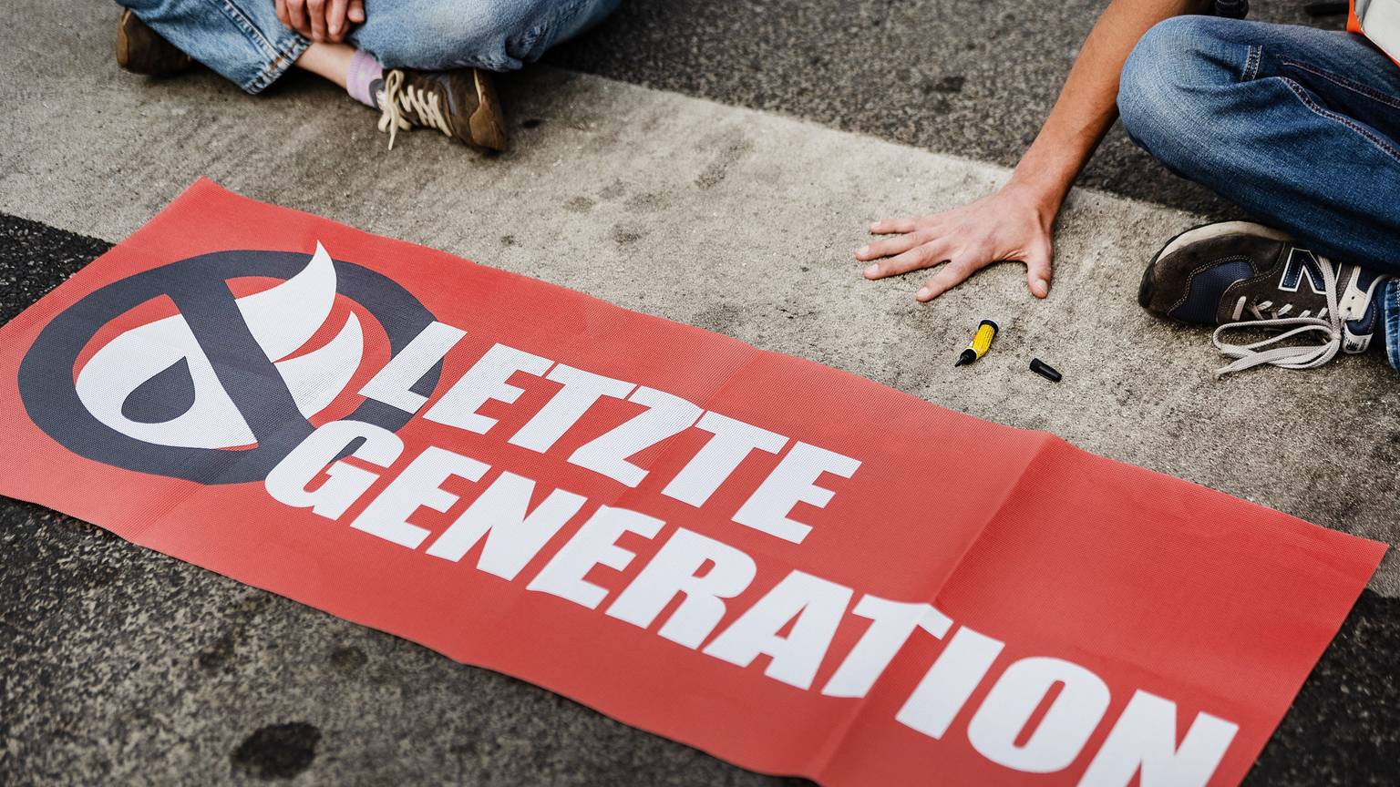 Ein Aktivist der Gruppe Letzte Generation in Göttingen (Archivbild). Die Aktivisten wollen sich nicht mehr festkleben.