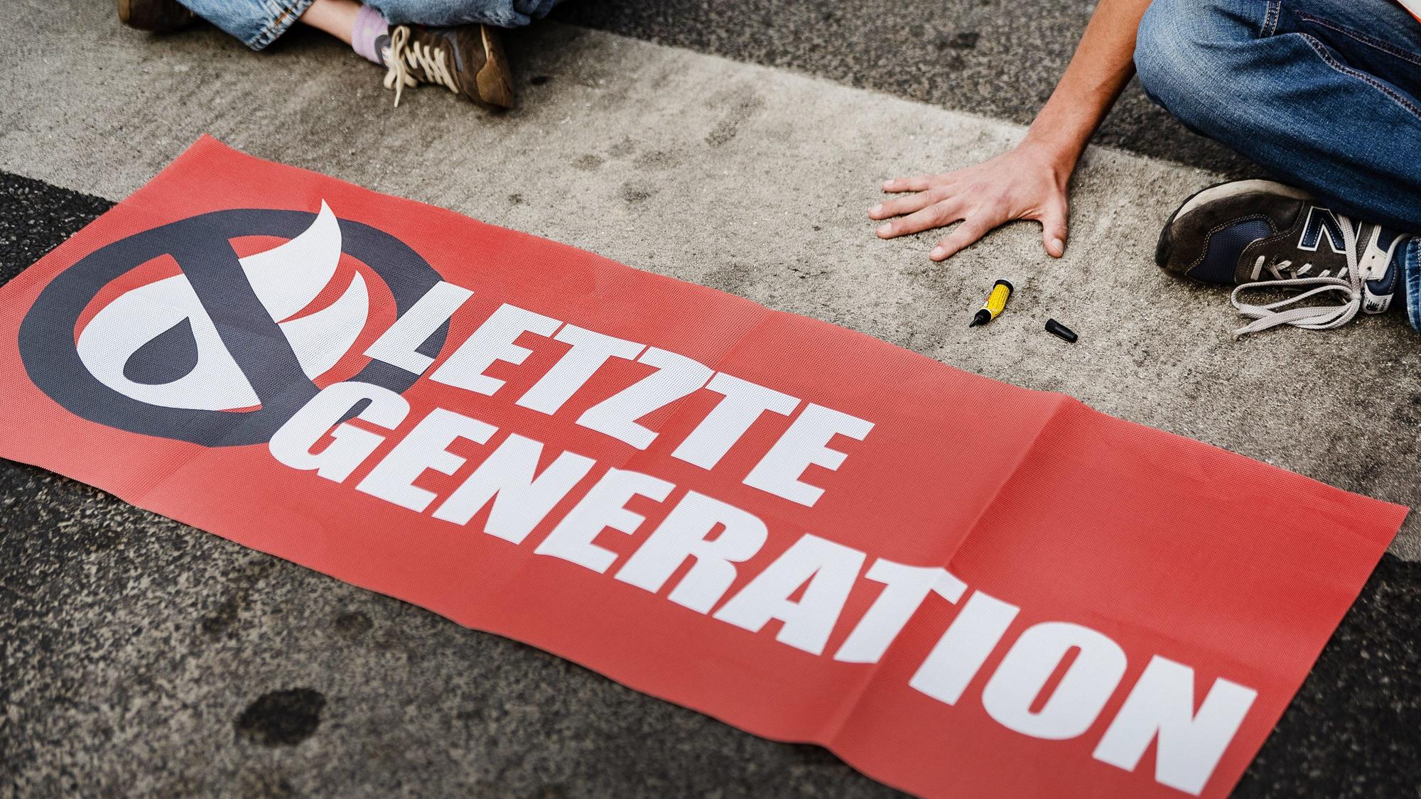 Ein Aktivist der Gruppe Letzte Generation in Göttingen (Archivbild). Die Aktivisten wollen sich nicht mehr festkleben.