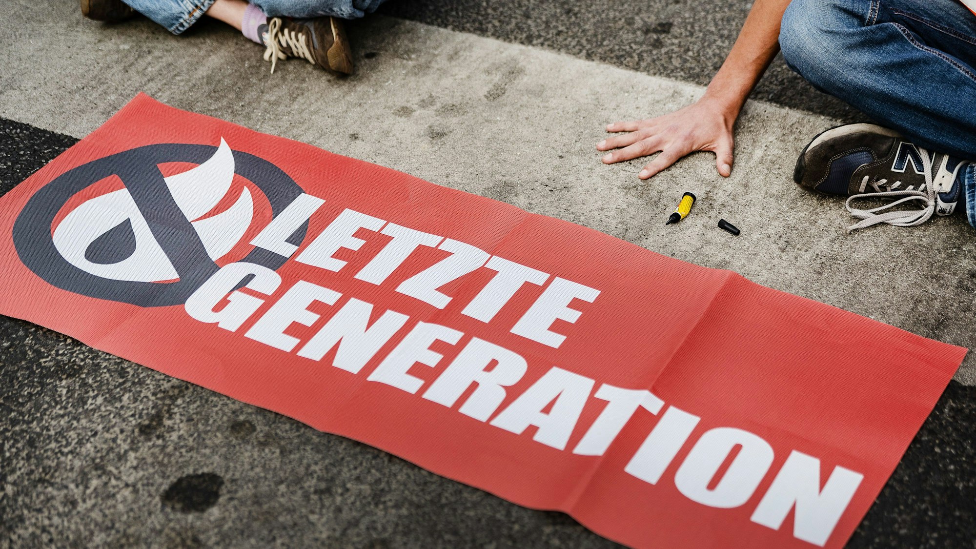 Ein Aktivist der Gruppe Letzte Generation in Göttingen (Archivbild). Die Aktivisten wollen sich nicht mehr festkleben.