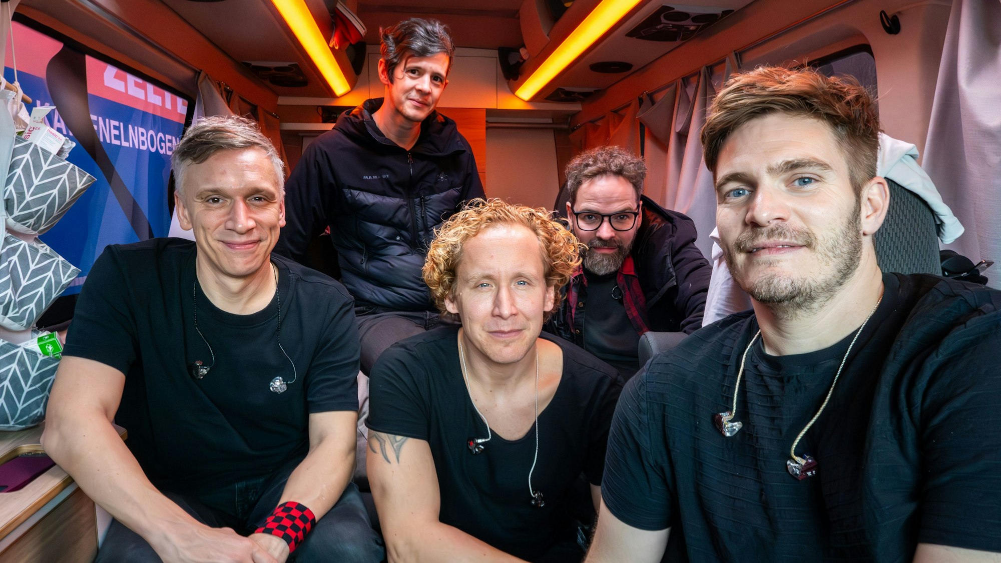 Bastian Campmann, Sebastian Wagner, Florian Peil, Rene Schwiers und Nils Plum (v.l.) im Kasalla-Sprinter.