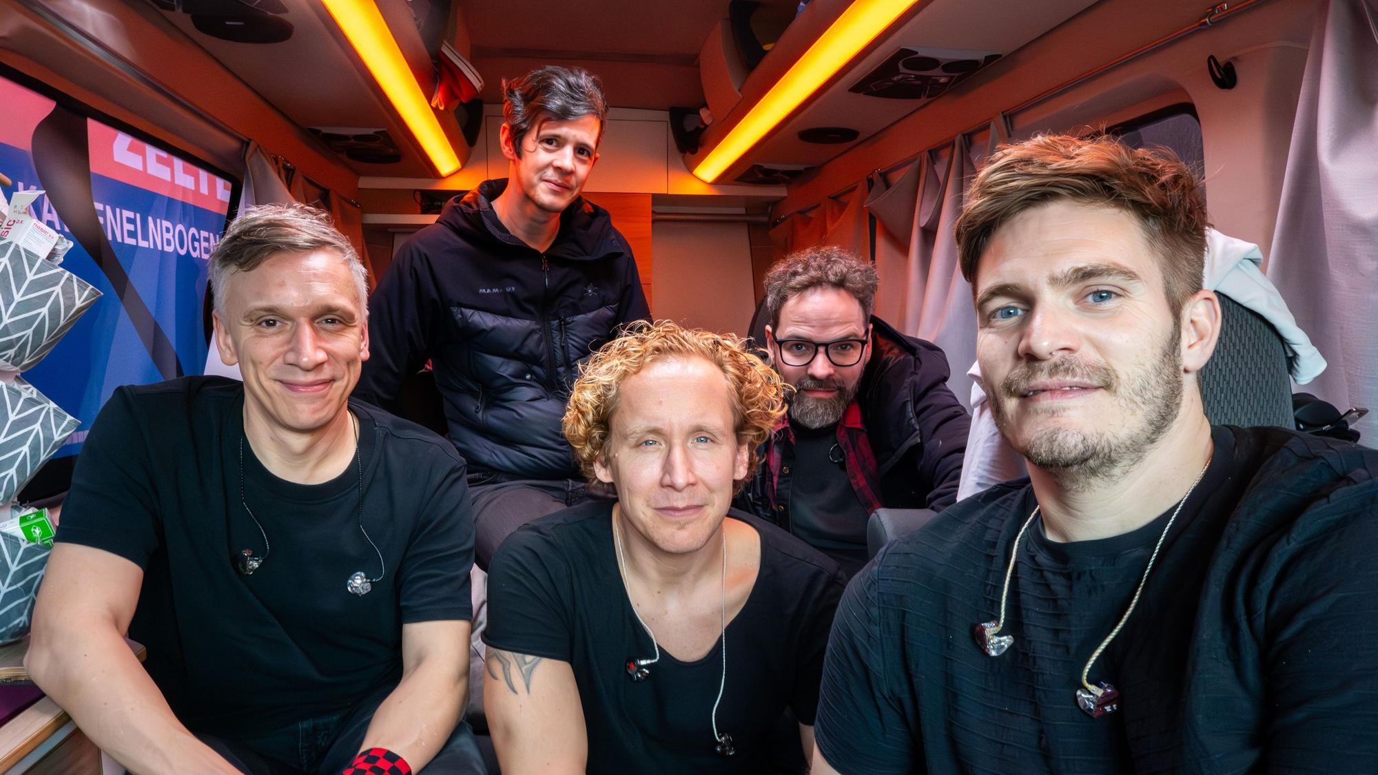 Bastian Campmann, Sebastian Wagner, Florian Peil, Rene Schwiers und Nils Plum (v.l.) im Kasalla-Sprinter.