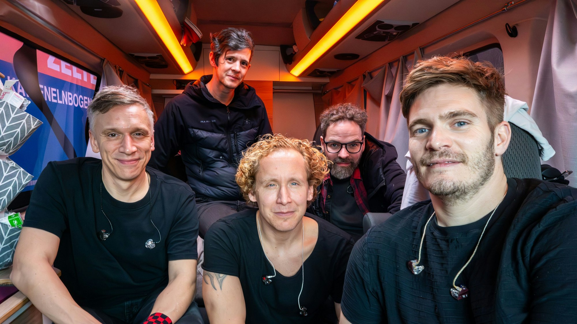 Bastian Campmann, Sebastian Wagner, Florian Peil, Rene Schwiers und Nils Plum (v.l.) im Kasalla-Sprinter.