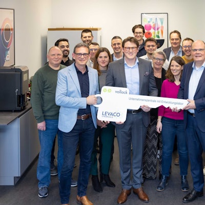 Einweihnung des neuen Headquarters von LEVACO Chemicals im Innovationspark Leverkusen, mit dabei unter anderem CEO Marius Mühlenberg (rechts am Schlüssel) und CFO Jens Becker (mittig).