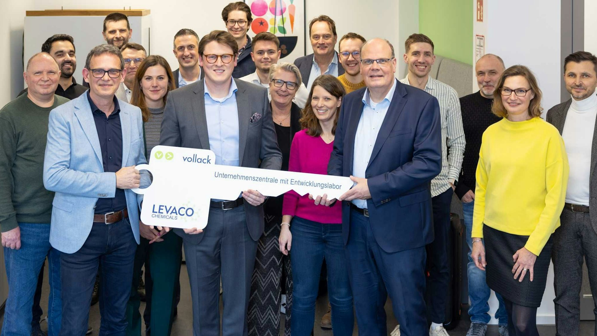 Einweihnung des neuen Headquarters von LEVACO Chemicals im Innovationspark Leverkusen, mit dabei unter anderem CEO Marius Mühlenberg (rechts am Schlüssel) und CFO Jens Becker (mittig).
