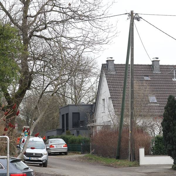 Die alten Mittelspannungsstraßen wie hier an der Heckenhofstraße verschwinden durch die Verkabelung.