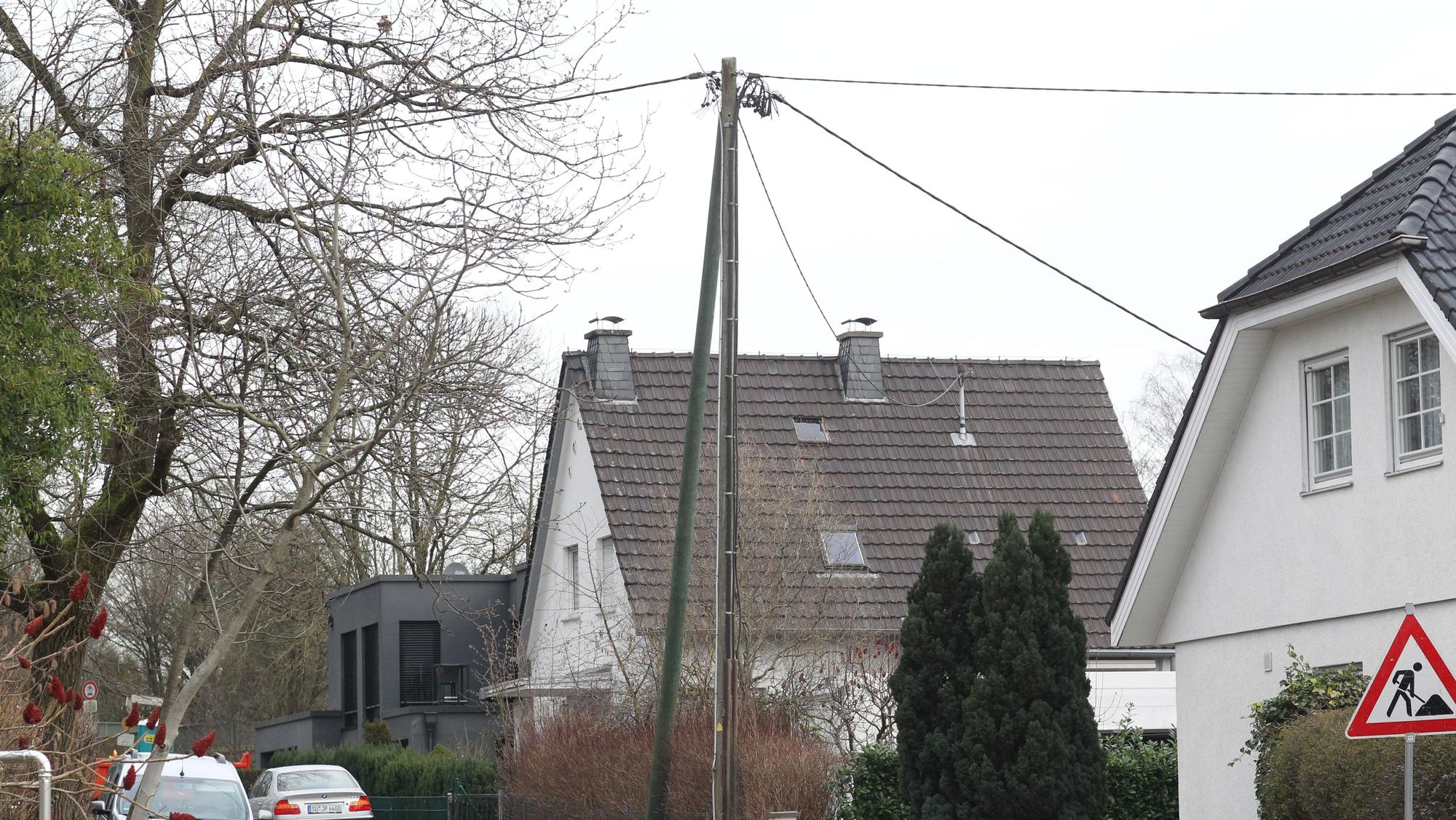 Die alten Mittelspannungsstraßen wie hier an der Heckenhofstraße verschwinden durch die Verkabelung.