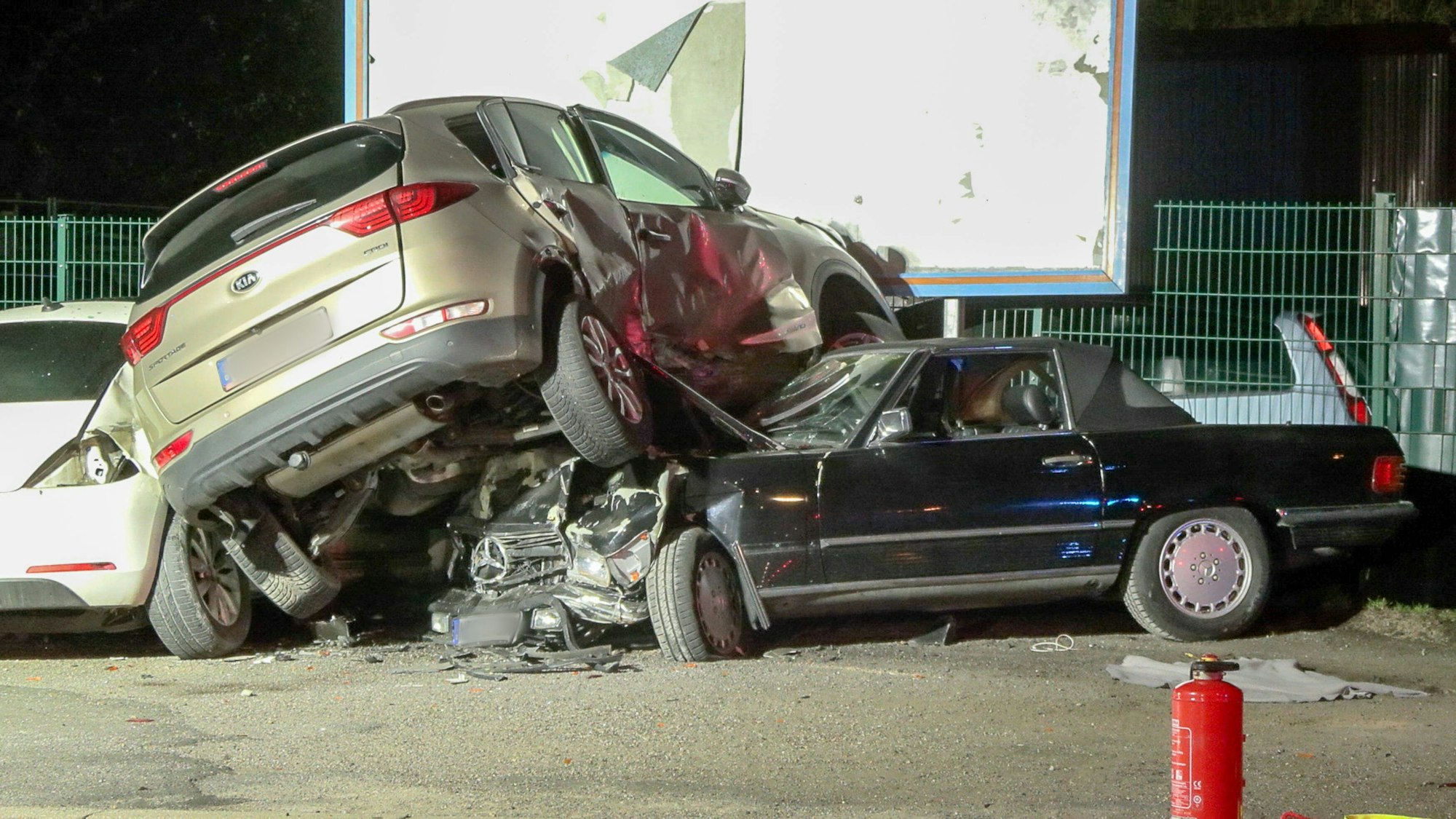 Zwei männliche Jugendliche sind in Herne mit einem Auto in mehrere geparkte Autos gekracht und schwer verletzt worden.