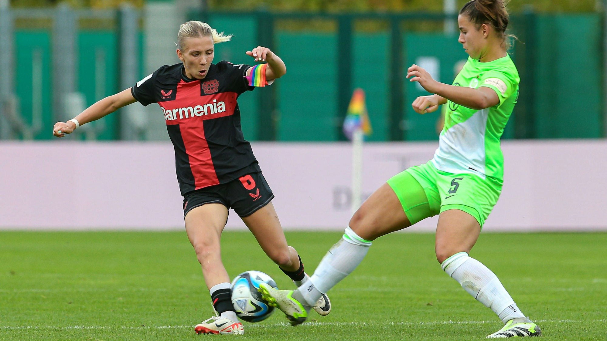 v.li.: Elisa Senß Senss, Bayer 04 Leverkusen, 6 und Lena Oberdorf VfL Wolfsburg, 5 im Zweikampf, Duell, Dynamik, Aktion, Action, Spielszene, DIE DFB-RICHTLINIEN UNTERSAGEN JEGLICHE NUTZUNG VON FOTOS ALS SEQUENZBILDER UND/ODER VIDEOÄHNLICHE FOTOSTRECKEN. DFB REGULATIONS PROHIBIT ANY USE OF PHOTOGRAPHS AS IMAGE SEQUENCES AND/OR QUASI-VIDEO., 17.09.2023, Wolfsburg Deutschland, Fussball, Google Pixel Frauen-Bundesliga, VfL Wolfsburg - Bayer 04 Leverkusen *** f l Elisa Senß Senss, Bayer 04 Leverkusen, 6 and Lena Oberdorf VfL Wolfsburg, 5 in duel, duel, dynamic, action, game scene, THE DFB REGULATIONS PROHIBIT ANY USE OF PHOTOGRAPHS AS IMAGE SEQUENCES AND OR QUASI VIDEO , 17 09 2023, Wolfsburg Germany , Football , Google Pixel Womens Bundesliga , VfL Wolfsburg Bayer 04 Leverkusen xobx