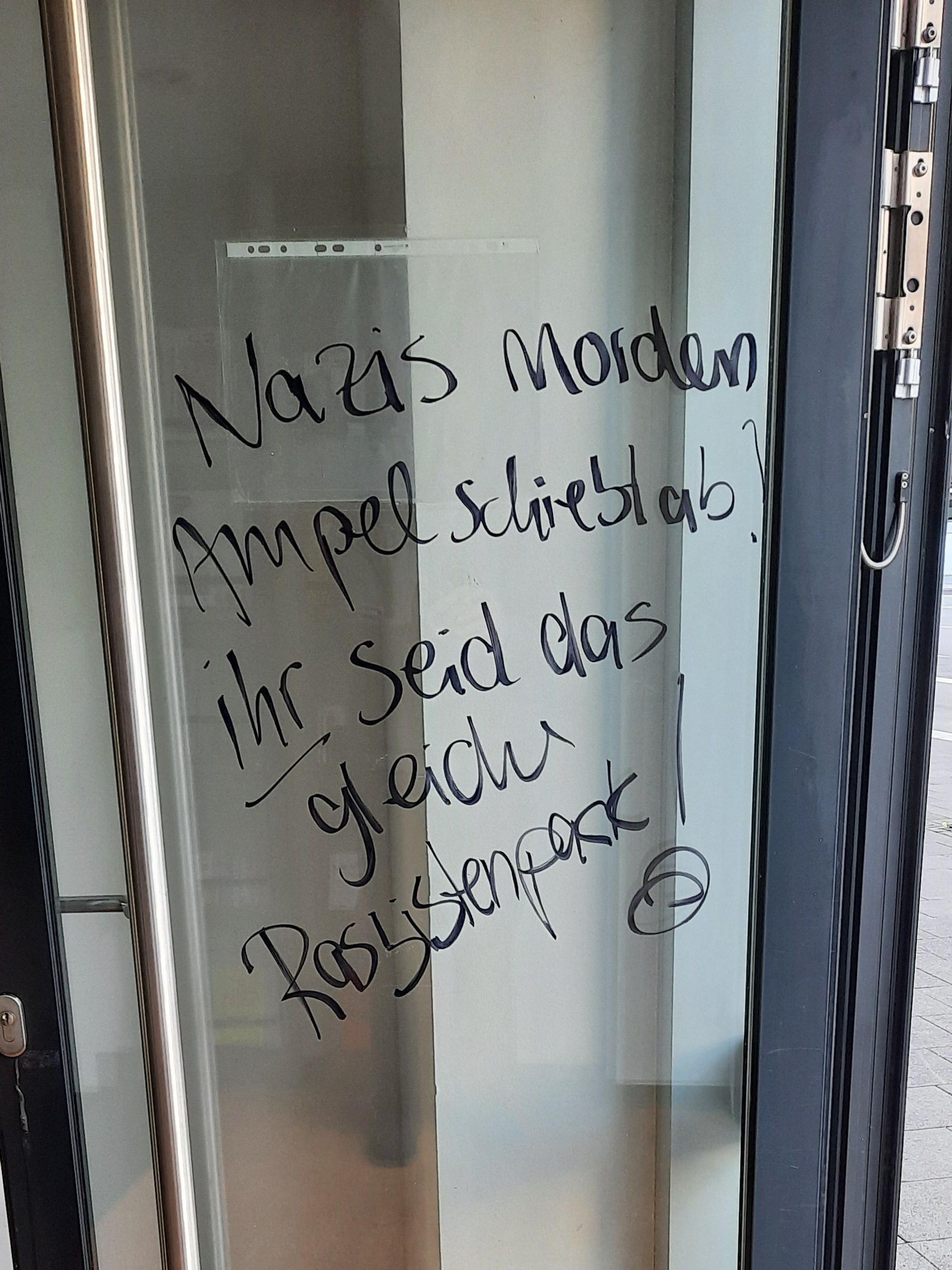 „Nazis morden, die Ampel schiebt ab. Ihr seid das gleiche Rassistenpack!“ ist auf einer Tür zu lesen.