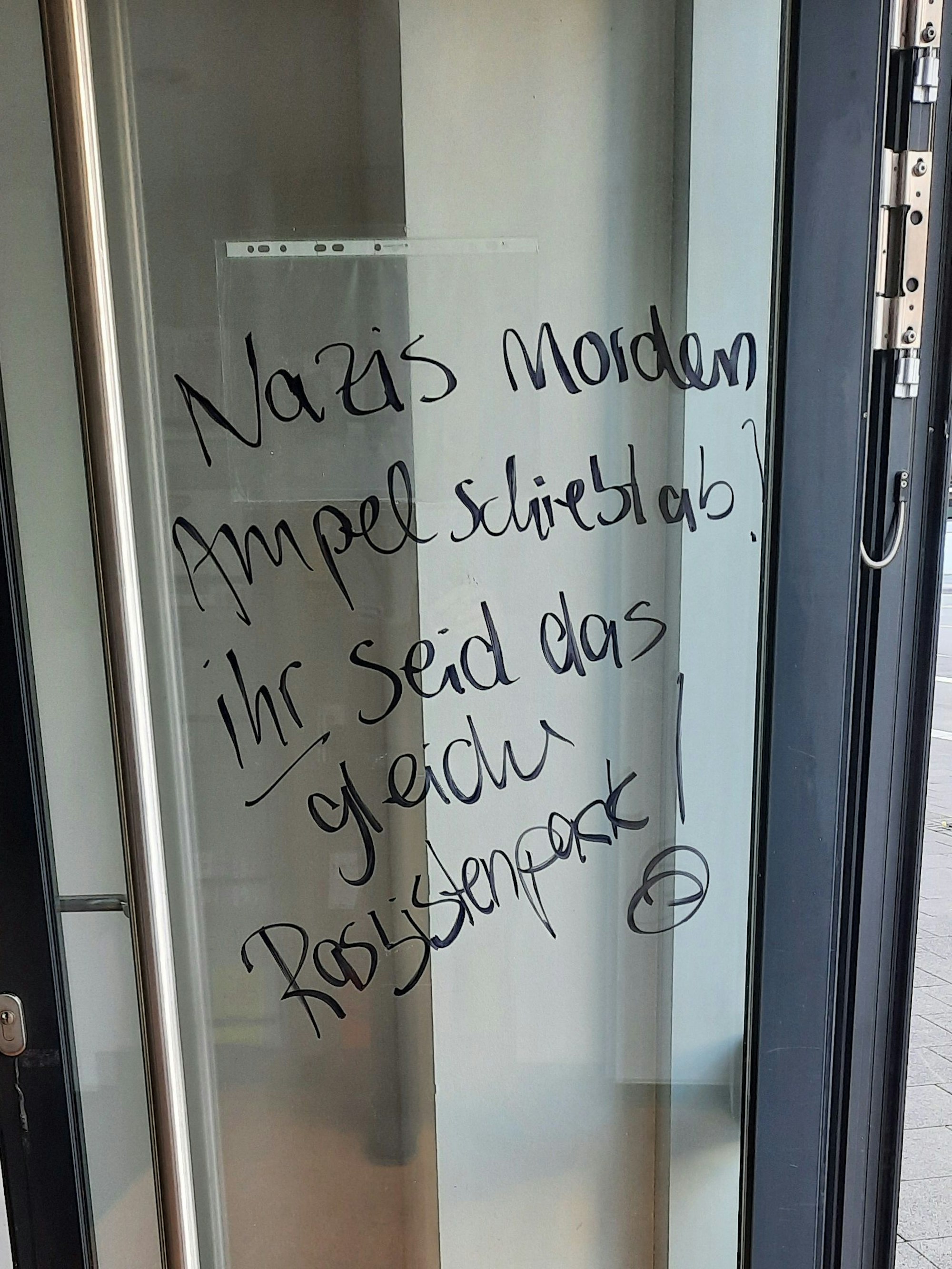 „Nazis morden, die Ampel schiebt ab. Ihr seid das gleiche Rassistenpack!“ ist auf einer Tür zu lesen.