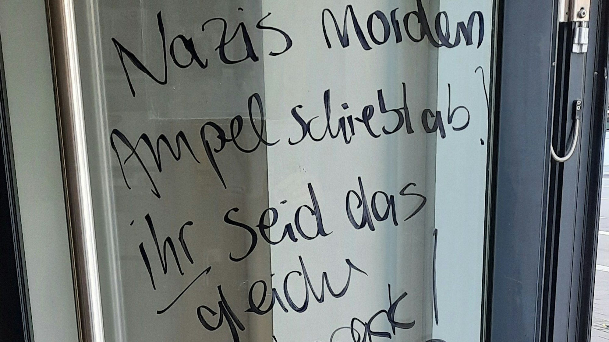 Die Eingangstüre der SPD-Zentrale wurde beschmiert und die Eingangstüre und das Türschloss verklebt.
