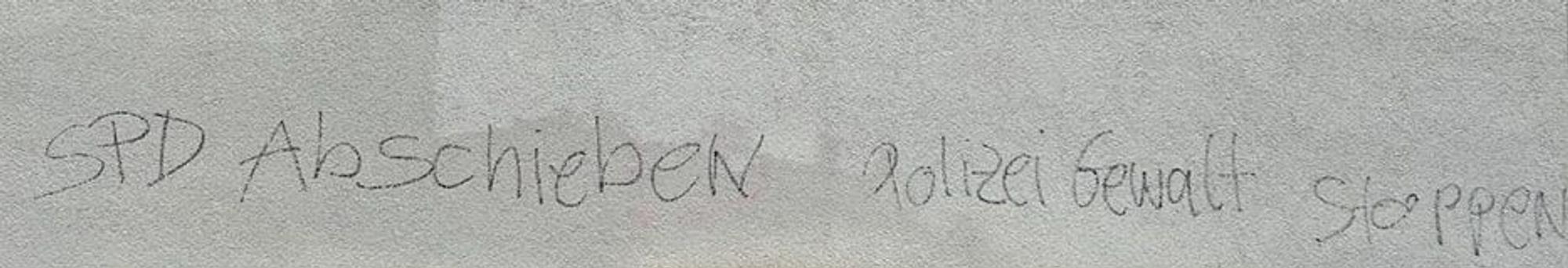 Auch an der Hauswand hinterließen die Täter ihre Botschaft.