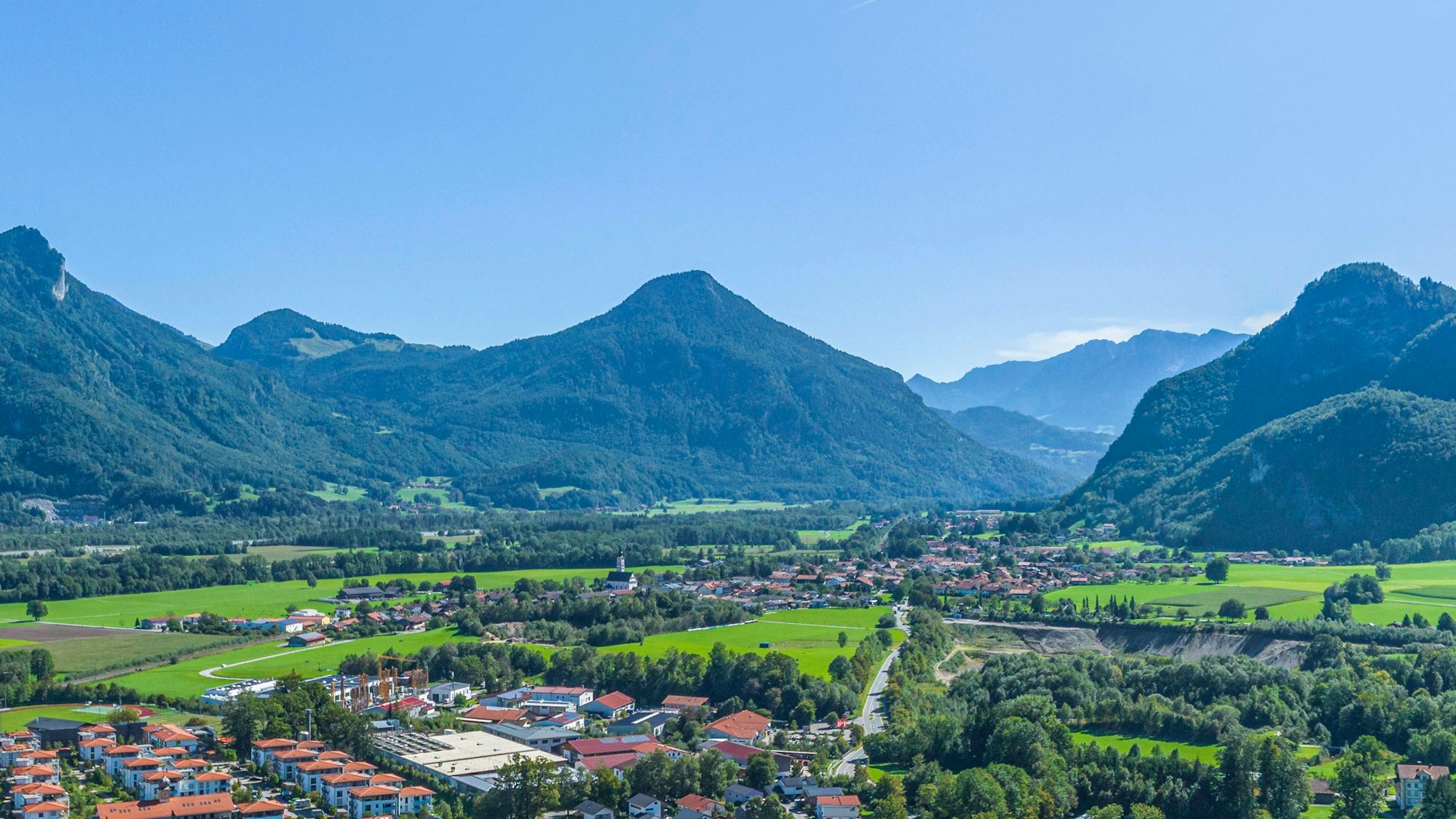 Blick auf die Gemeinde Brannenburg und die umgebenden Berge. Hier ist ein 58-Jähriger am Sonntag (28. Januar) ums Leben gekommen.