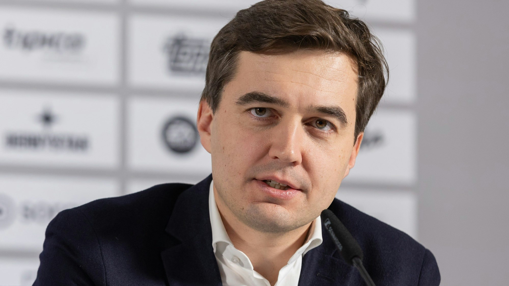 Mitgliederversammlung der Deutschen Fußball Liga (DFL), Pressekonferenz nach dem Ende der Versammlung. Steffen Merkel, DFL-Geschäftsführer, spricht.