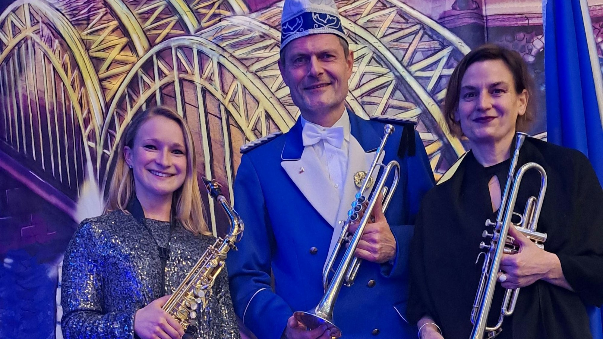 Markus Quodt mit Damen des Orchesters.