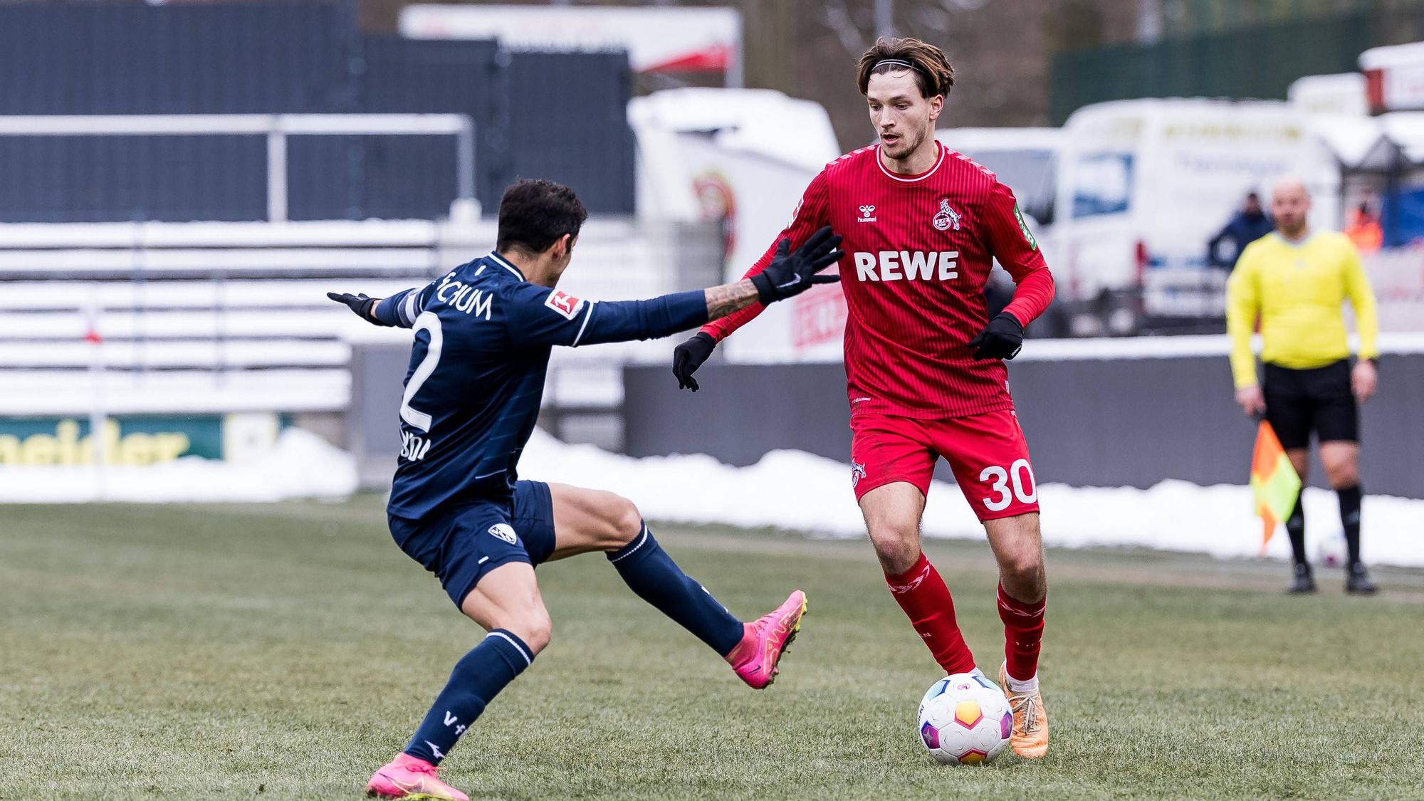 Noah Katterbach beim Testspiel gegen den VfL Bochum am Ball.
