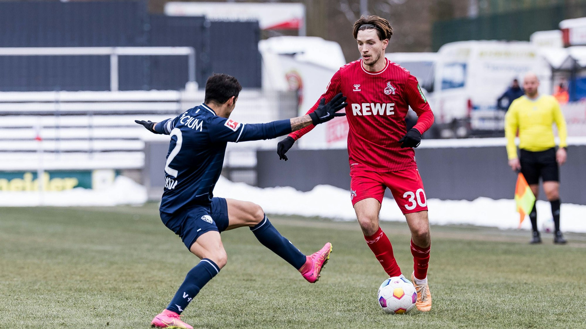 Noah Katterbach beim Testspiel gegen den VfL Bochum am Ball.